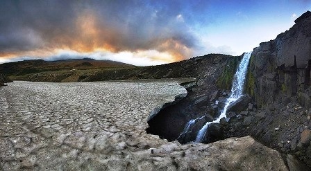 Hang động bang tuyết kỳ lạ nằm ở bán đảo Kamchatka Peninsula, miền Đông nước Nga.